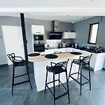 Superbe Vue Panoramique Et Piscine Exterieure Chauffée