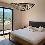 Superbe Vue Panoramique Et Piscine Exterieure Chauffée