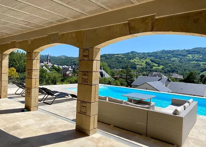 Superbe Vue Panoramique Et Piscine Exterieure Chauffee *