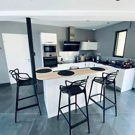 Superbe Vue Panoramique Et Piscine Exterieure Chauffee