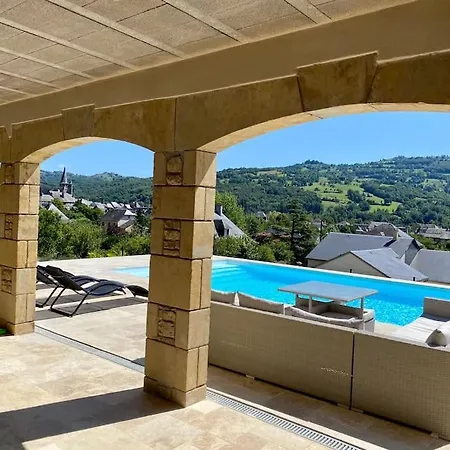 Superbe Vue Panoramique Et Piscine Exterieure Chauffee *
