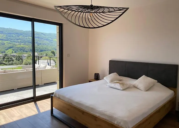 Superbe Vue Panoramique Et Piscine Exterieure Chauffee